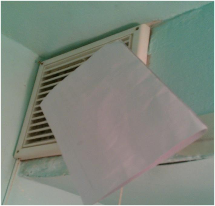 Лист бумаги около вентиляционной решетки