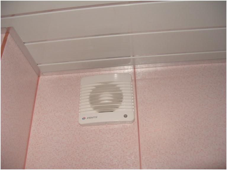 Бытовой вентилятор на стене
